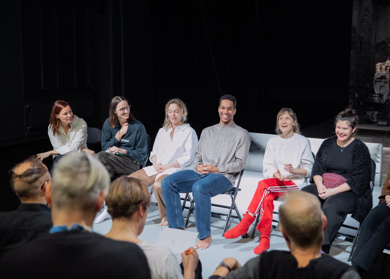 Photo: Rosaliina Elgland / The post-performance discussion about Boundless Ominous Fields at the 2024 festival. People in a discussion event.