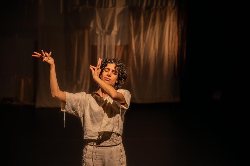 Photo: Sinem Kayacan / Zodiak Lydia Touliatou in the performance